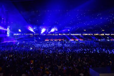 Parti kalabalık bir canlı konser