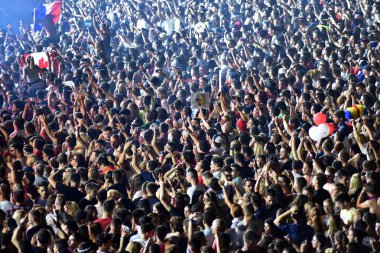 Parti kalabalık bir canlı konser