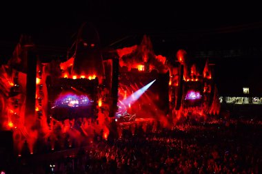 Dj Sahne Alanı'ndaki insanlar kalabalığın önünde loive karıştırma