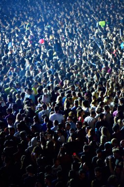 Kalabalık bir stadyumda eğlenmek