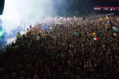 Parti kalabalık bir canlı konser