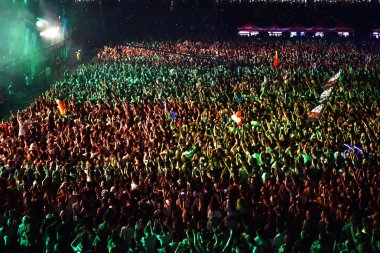 Parti kalabalık bir canlı konser