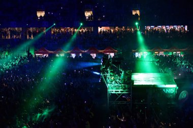 kalabalık seyirci kadar eller yükselterek bir müzik konserinde