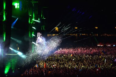 Kalabalık sahnede üzerinden konfeti atma