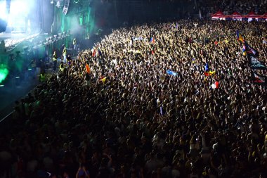 Parti kalabalık bir canlı konser