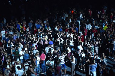 kalabalık seyirci kadar eller yükselterek bir müzik konserinde