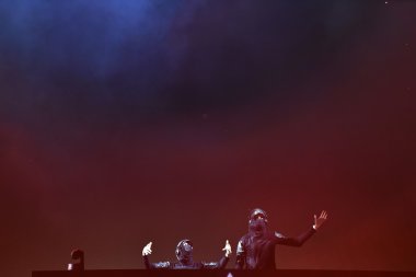 Dj Sahne Alanı'ndaki insanlar kalabalığın önünde loive karıştırma