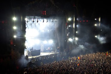 Dj Sahne Alanı'ndaki insanlar kalabalığın önünde loive karıştırma