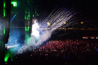 Kalabalık sahnede üzerinden konfeti atma