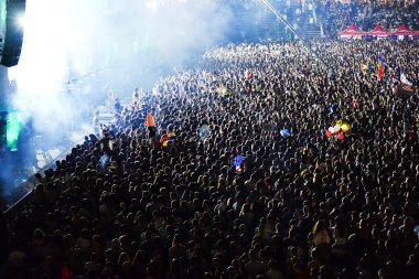 Parti kalabalık bir canlı konser