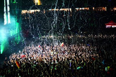 Kalabalık sahnede üzerinden konfeti atma