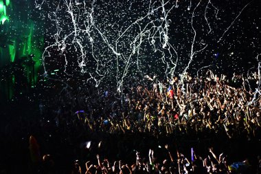 Kalabalık sahnede üzerinden konfeti atma