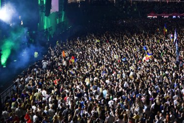 Parti kalabalık bir canlı konser