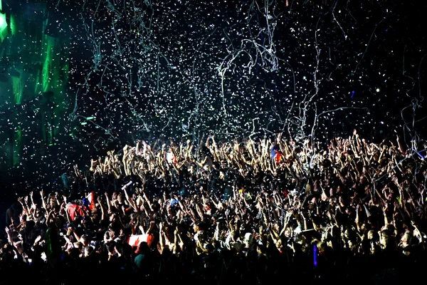 Gettare coriandoli dal palco sulla folla — Foto Stock