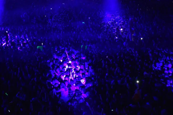 Crowd having fun in a stadium — Stock Photo, Image