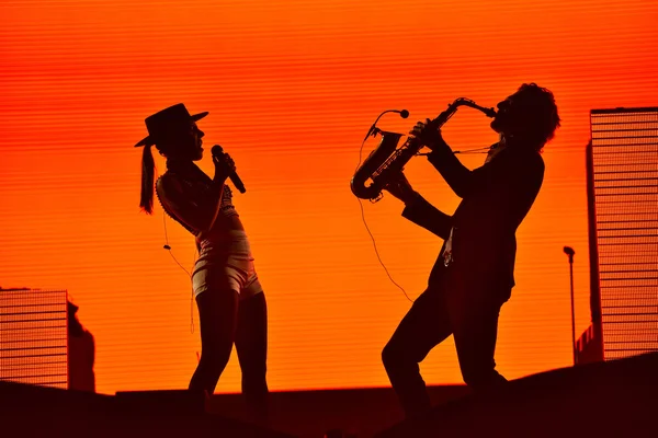 Bir saksafon cu ve bir kadın şarkıcı s siluet — Stok fotoğraf