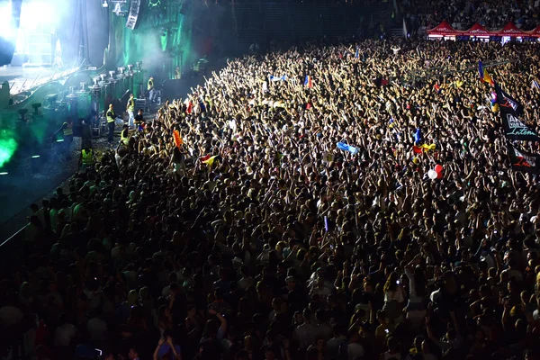 Multidão de festa em um concerto ao vivo — Fotografia de Stock