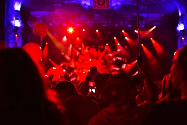 콘서트에서 사람들이 파티 군중 들 — 스톡 사진