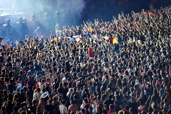 Multidão de pessoas em festa no concerto — Fotografia de Stock