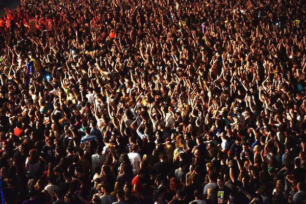 Multidão se divertindo em um estádio — Fotografia de Stock