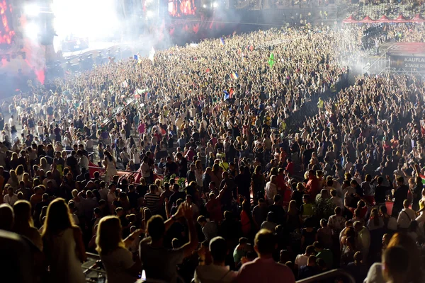 Вечеринка толпы людей на концерте — стоковое фото