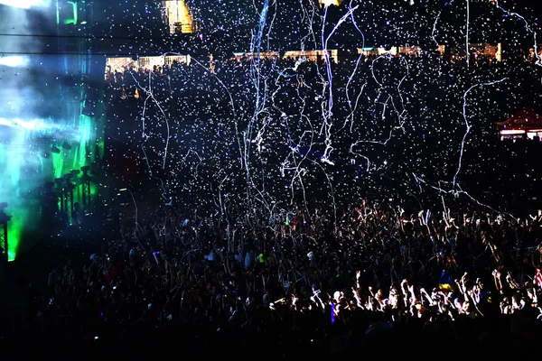Kalabalık sahnede üzerinden konfeti atma — Stok fotoğraf