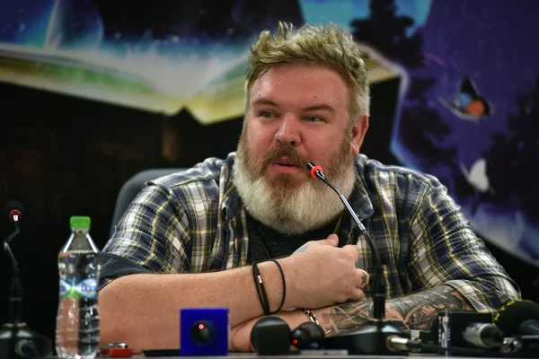 Kristian Nairn (Hodor, Game of Thrones) vid en presskonferens — Stockfoto