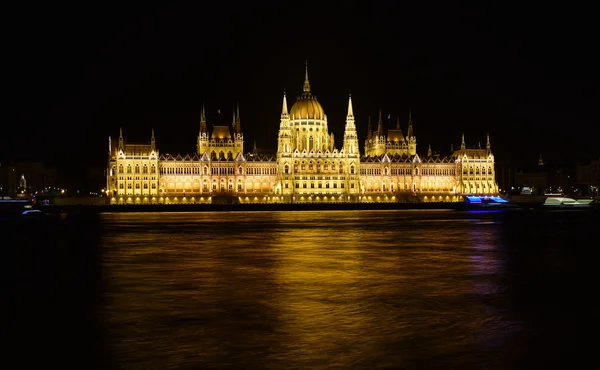 Budapest Parlament közelében a Duna éjjel — Stock Fotó