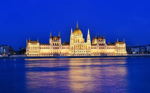 Parlamento de Budapeste a uma hora azul perto do rio Danúbio — Fotografia de Stock