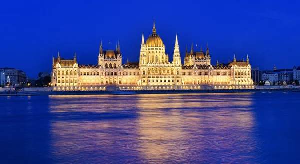 Parlamento de Budapeste a uma hora azul perto do rio Danúbio — Fotografia de Stock