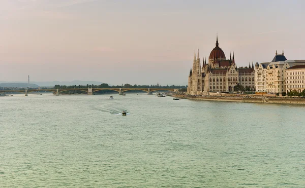 Parlamento de Budapeste ao pôr do sol perto do rio Danúbio — Fotografia de Stock