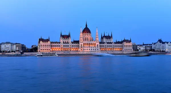 Parlamento de Budapeste a uma hora azul perto do rio Danúbio — Fotografia de Stock