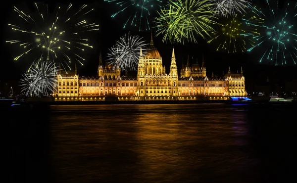 Feux d'artifice sur le parlement de Budapest la nuit — Photo