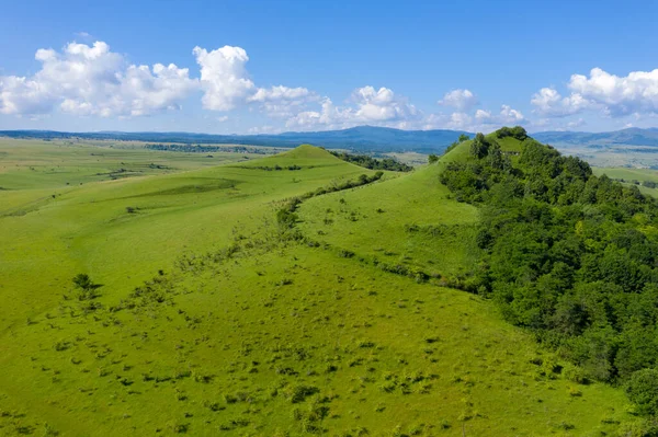 Vista Aérea Colinas Verdes Vibrantes Campo Transilvânia Roménia Ponto Vista — Fotografia de Stock