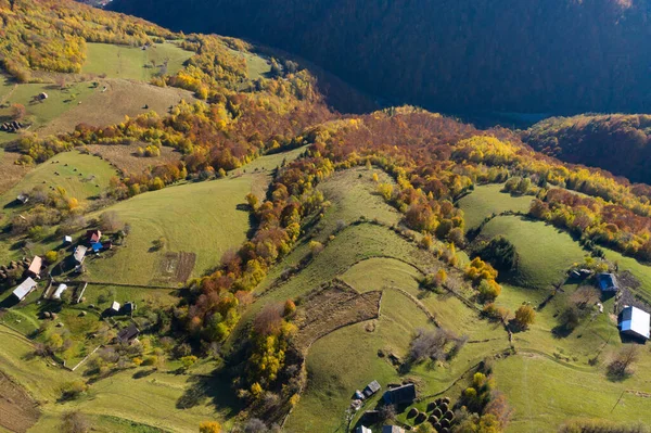 小さな田舎のホームステッドとカラフルな秋の森の空中ビュー ドローンの視点 — ストック写真