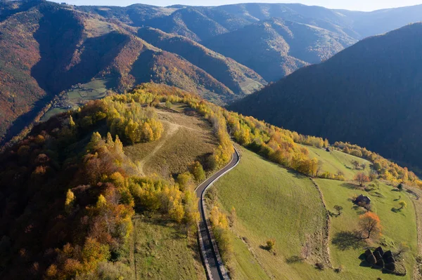 Vista Aérea Épica Carretera Rural Bosque Otoño Desde Arriba Punto — Foto de Stock