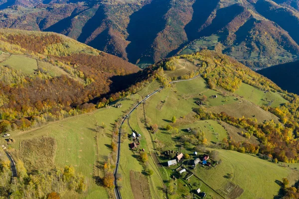 Luftaufnahme Der Epischen Landstraße Und Des Herbstwaldes Von Oben Drohnenblick — Stockfoto