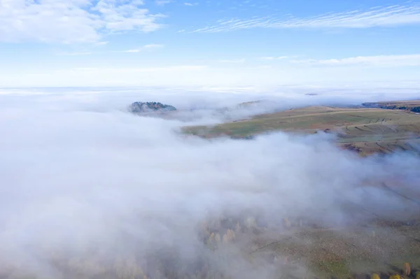 Воздушный Дрон Летящий Над Облаками Туманным Утром — стоковое фото