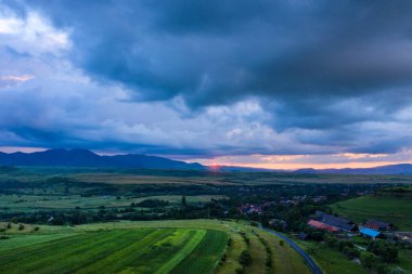 Fırtınanın havadan görünüşü ve köy yolunun üzerindeki bulutlar.