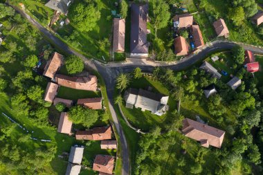 Manastireni, Transilvanya, Romanya 'da beyazlatılmış bir Protestan kilisesinin hava aracı bakış açısı
