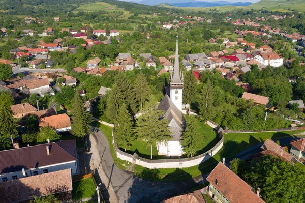 Punto Vista Aéreo Una Iglesia Protestante Encalada Manastireni Transilvania Rumania — Foto de Stock