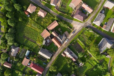 Transilvanya 'da bir köyün üzerinde uçuyor. Romanya 'nın Manastireni kentinin insansız hava aracı görüntüsü 