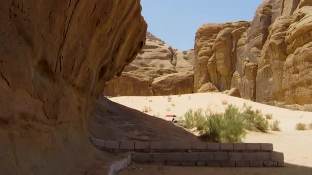 Wadi Rum Jordan Május 2018 Egy Dzsip Szállít Turistákat Sivatagban — Stock videók