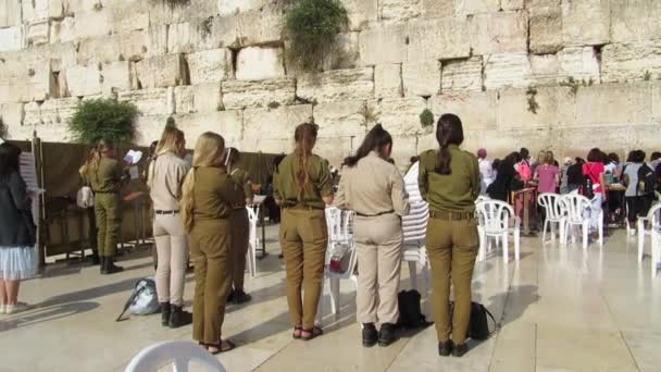 Jerusalem Israel Mai 2018 Jüdin Und Touristin Beten Der Klagemauer — Stockvideo