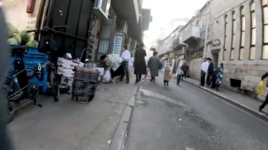 JERUSALEM, ISRAEL 14 Mayıs 2018: Haredi Yahudileri Kudüs 'te Mea Shearim' in Ultra Ortodoks mahallesinde yürüyorlar.