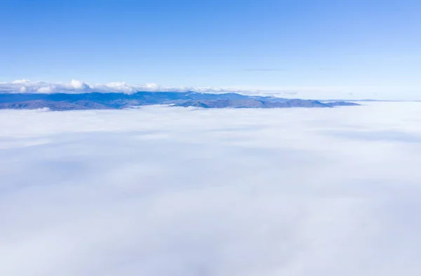 Strzał Drona Latającego Nad Chmurami Mglisty Poranek — Zdjęcie stockowe
