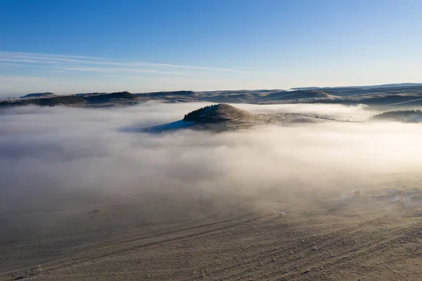 在神秘的雾蒙蒙的冬日早晨飞越山丘 无人驾驶飞机的空中观察 — 图库照片