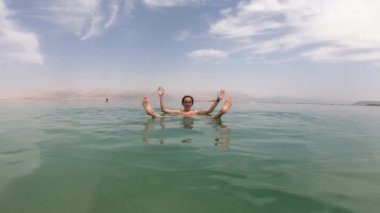 Ölü Deniz 'in tuzlu sularında yüzen güzel kız, İsrail