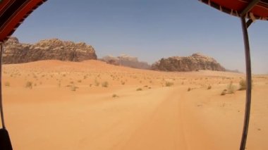 Ürdün 'deki Wadi Rum Çölü' nden geçen bir cipin görüntüsü