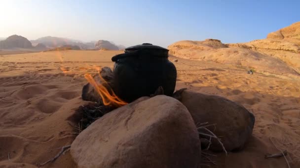 Bouilloire Thé Sur Feu Camp Dans Désert Wadi Rum Jordanie — Video